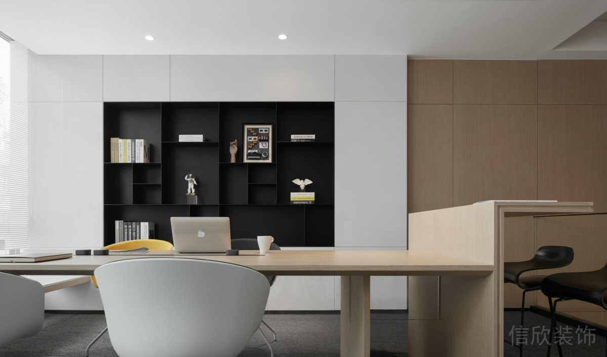 楓木長桌高矮凳分區(qū)辦公室裝修設計