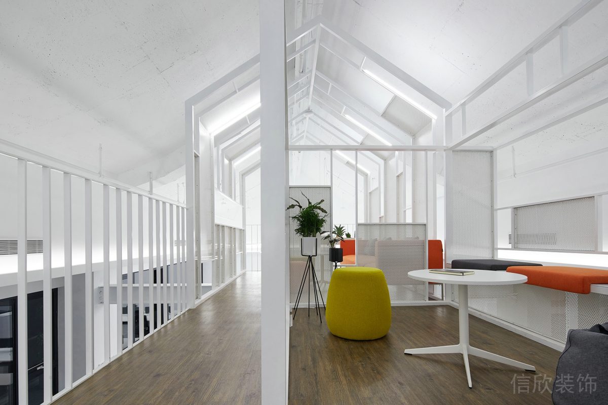 公共開(kāi)放式休息區(qū)域木飾板地板設(shè)計(jì)純白簡(jiǎn)約辦公室裝修