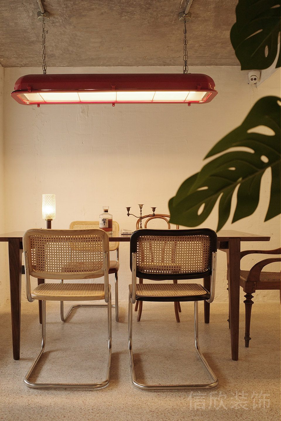 金屬?gòu)?fù)古風(fēng)紅色創(chuàng)意吊頂竹編鏤空洽談室辦公室效果圖