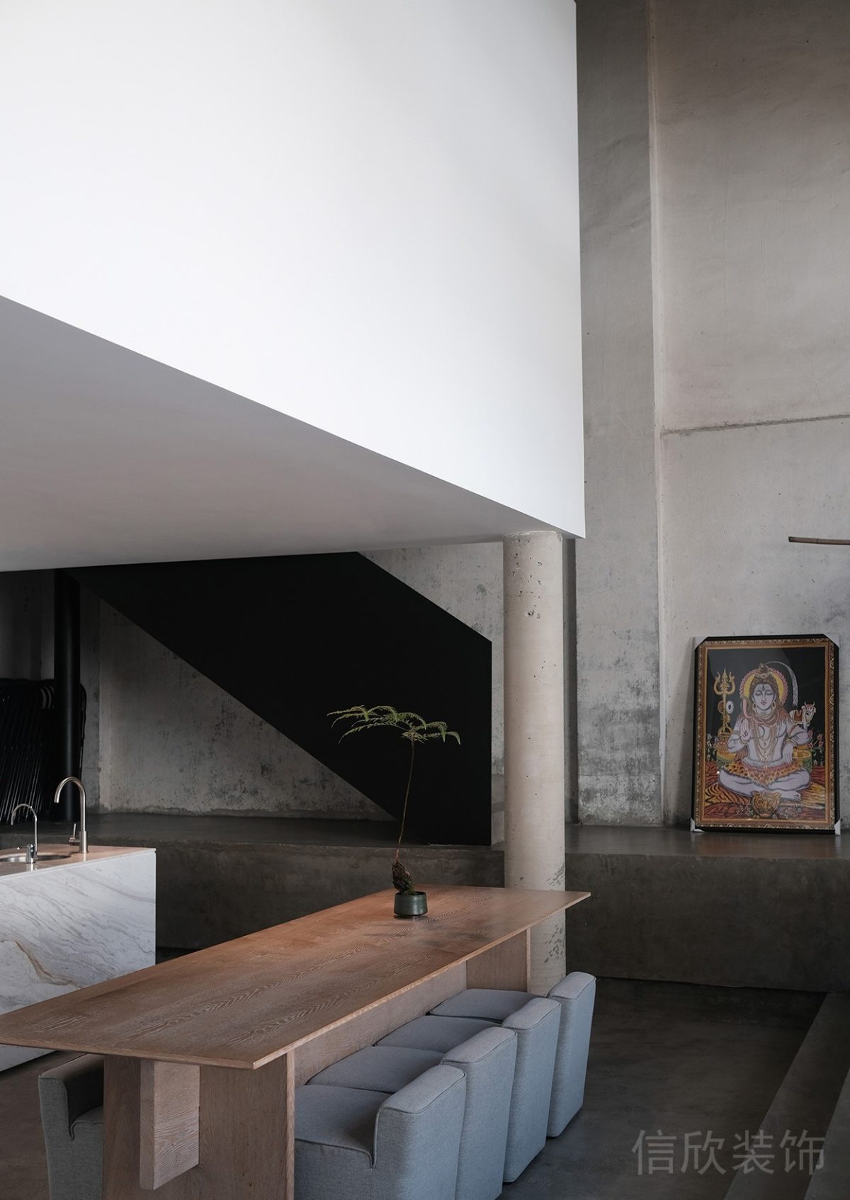 不銹鋼黑色樓梯搭配藝術(shù)畫設(shè)計(jì)瑜伽機(jī)構(gòu)