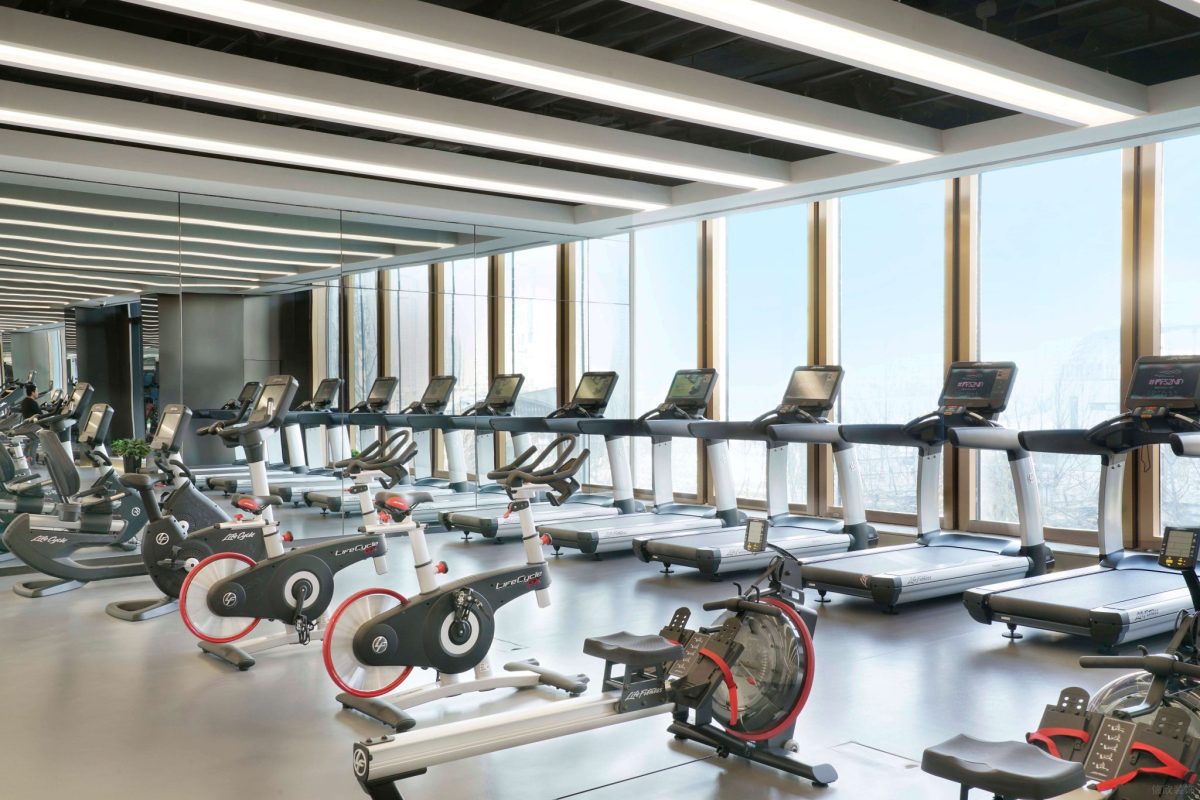 動感單車跑步機(jī)健身房裝修效果圖鏤空天花設(shè)計