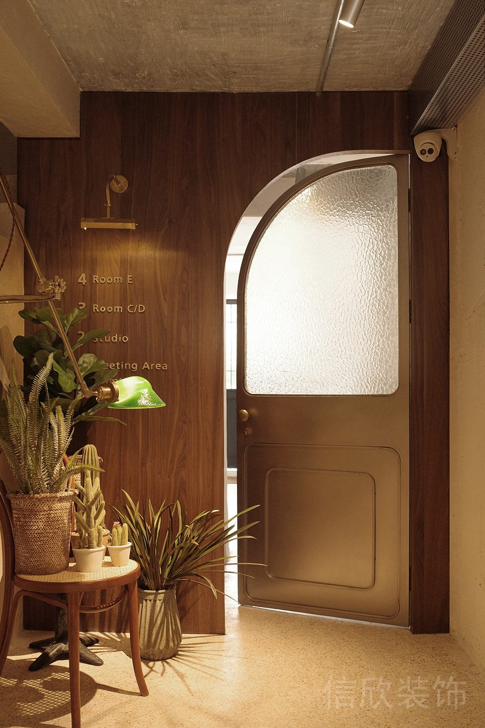 鎏金棕色調(diào)弧形創(chuàng)意辦公室入戶處木飾面設(shè)計(jì)