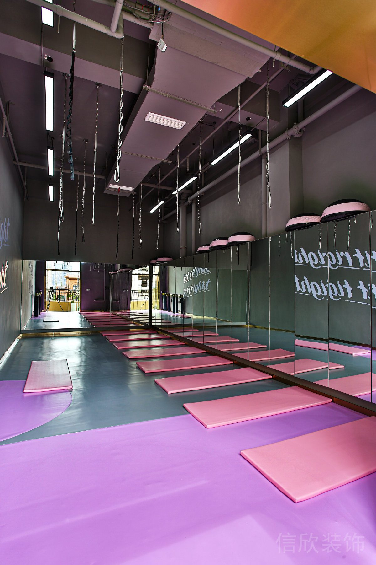 粉色空中瑜伽教室裝修瑜伽機構(gòu)裝修