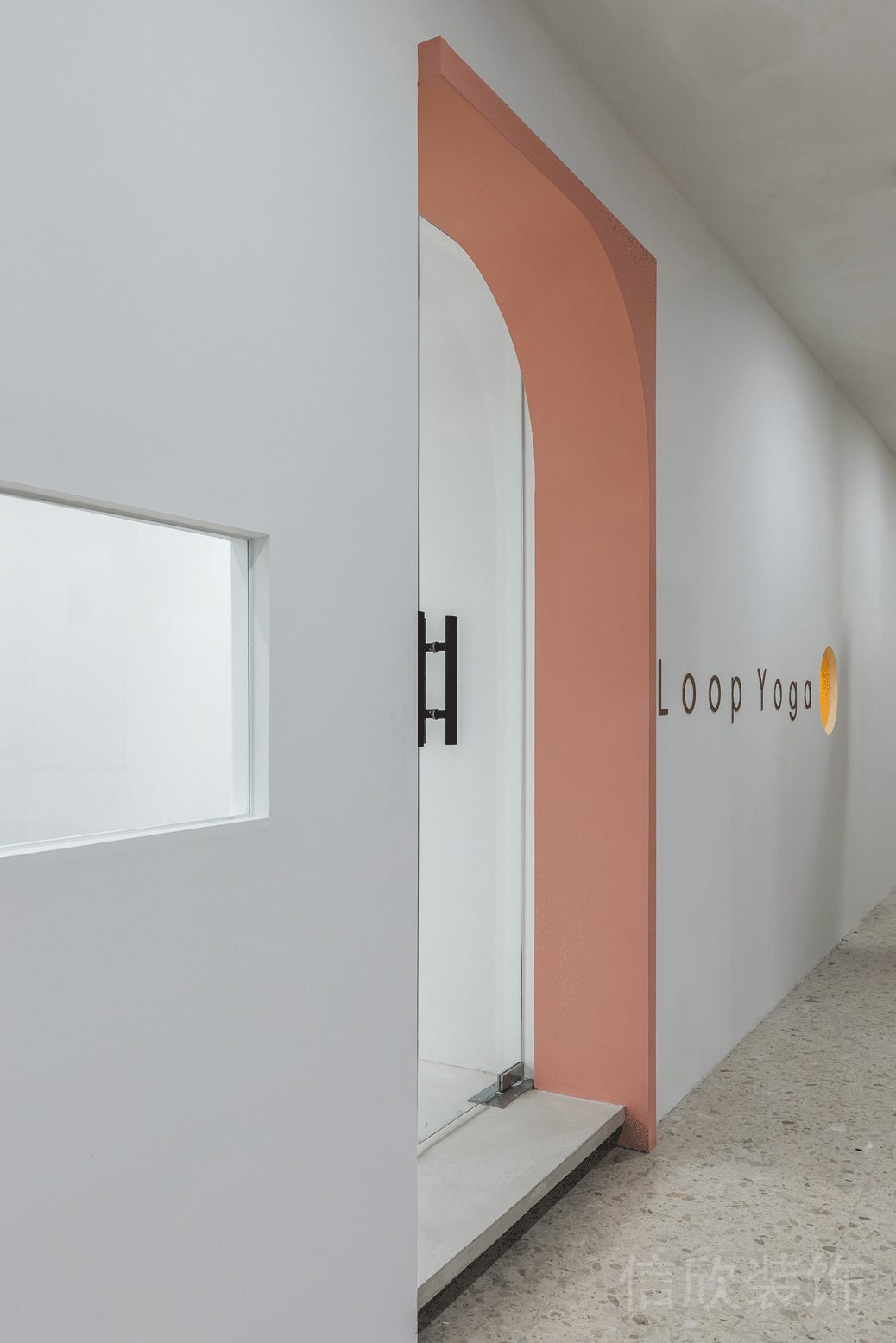 粉色門(mén)框涂漆簡(jiǎn)約風(fēng)過(guò)道設(shè)計(jì)瑜伽機(jī)構(gòu)大理石地板