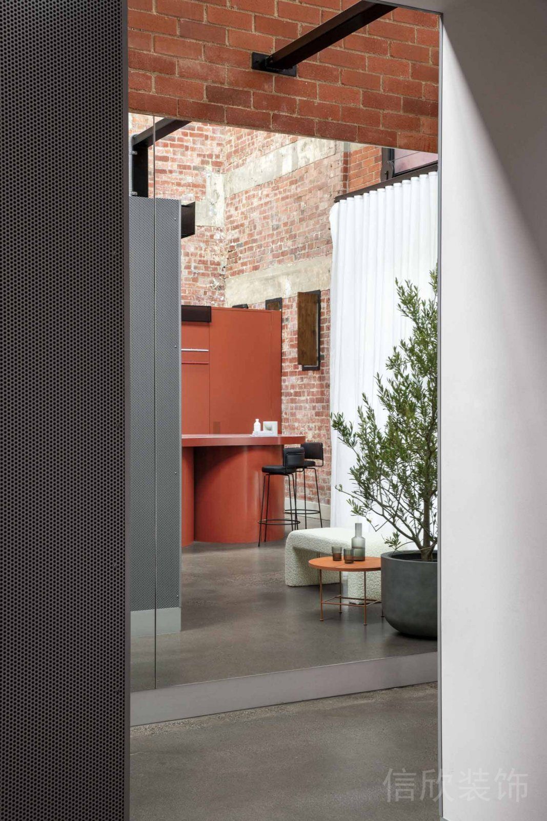 工業(yè)風(fēng)過道健身房設(shè)計效果圖復(fù)古紅磚設(shè)計