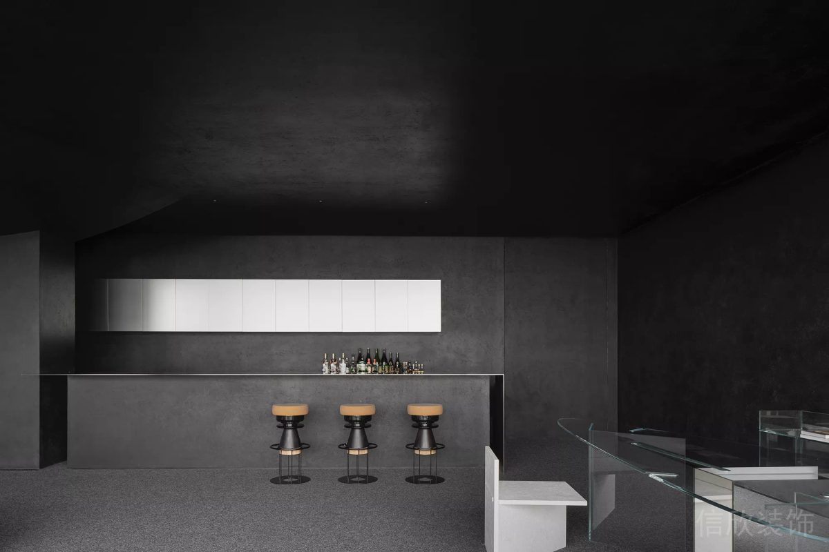 工業(yè)風鋁合金置物柜以及鋁合金桌板搭配黑色墻漆裝修設(shè)計