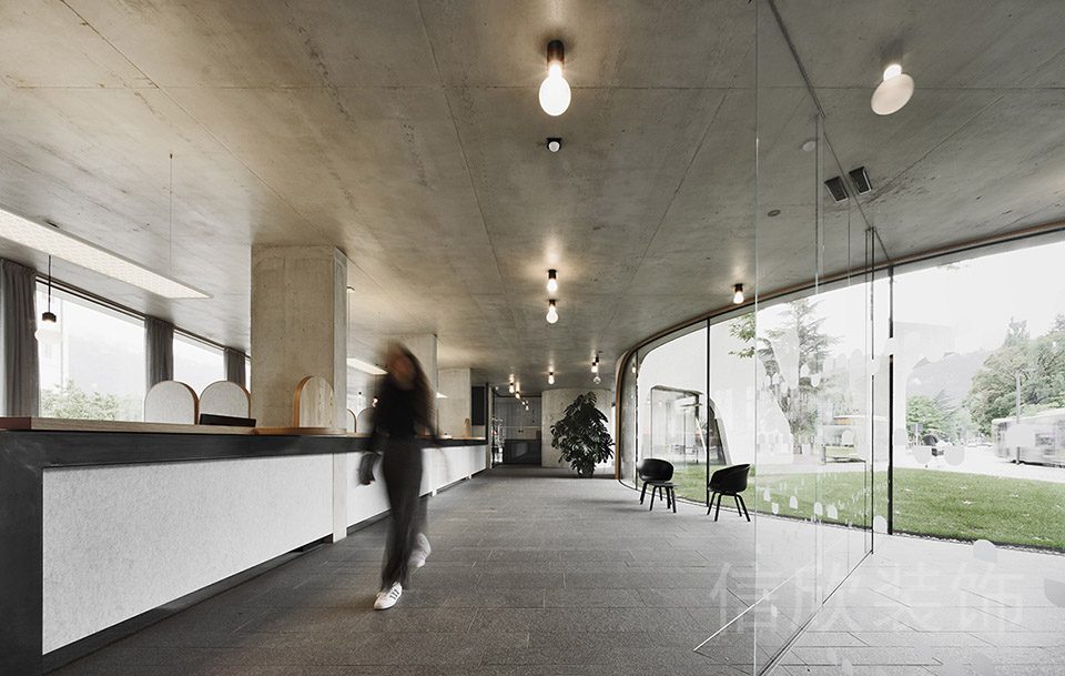 工業(yè)風(fēng)裝修設(shè)計直線式長桌半墻設(shè)計玻璃隔斷辦公室