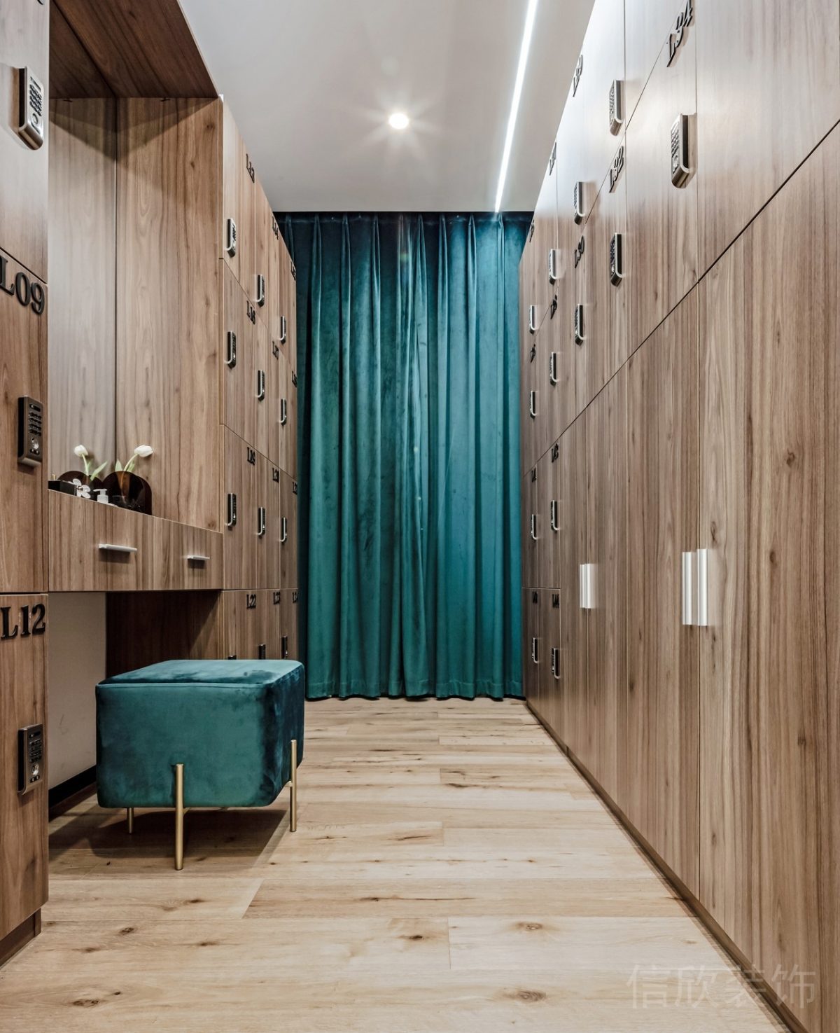 更衣間瑜伽舞蹈教室復(fù)古木制收納墻柜裝修效果圖