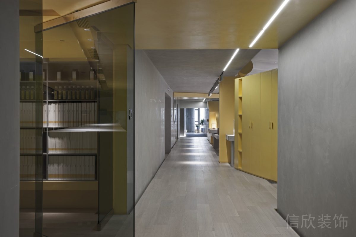 黃色辦公室過道設計直線式木質工業(yè)風