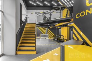 黃色黑色交叉設(shè)計鋁合金樓梯健身房裝修