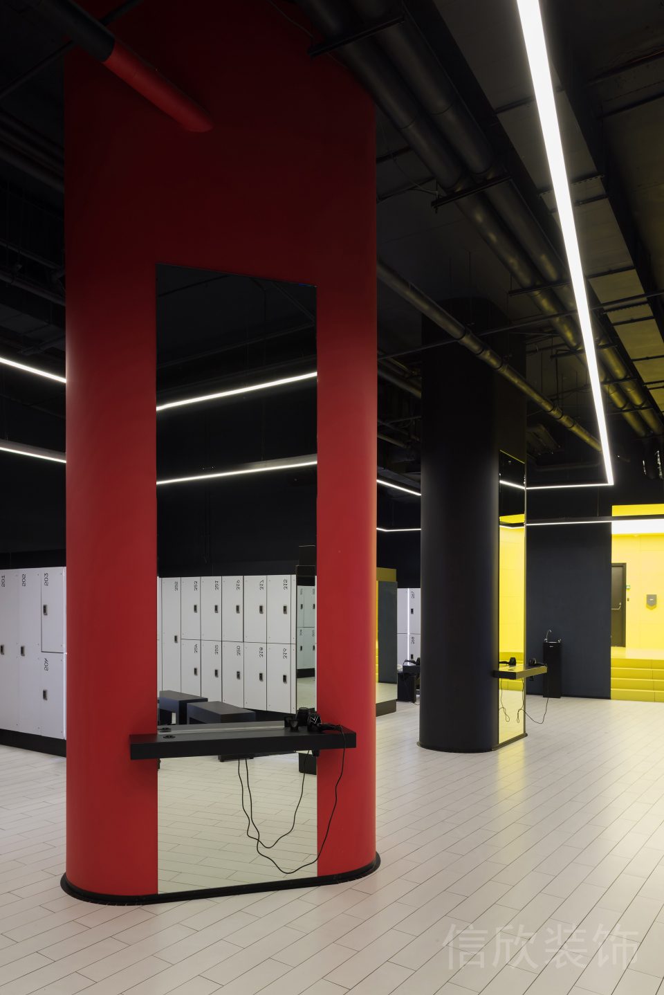 紅色墻柱鏤空設(shè)計工業(yè)風(fēng)健身房