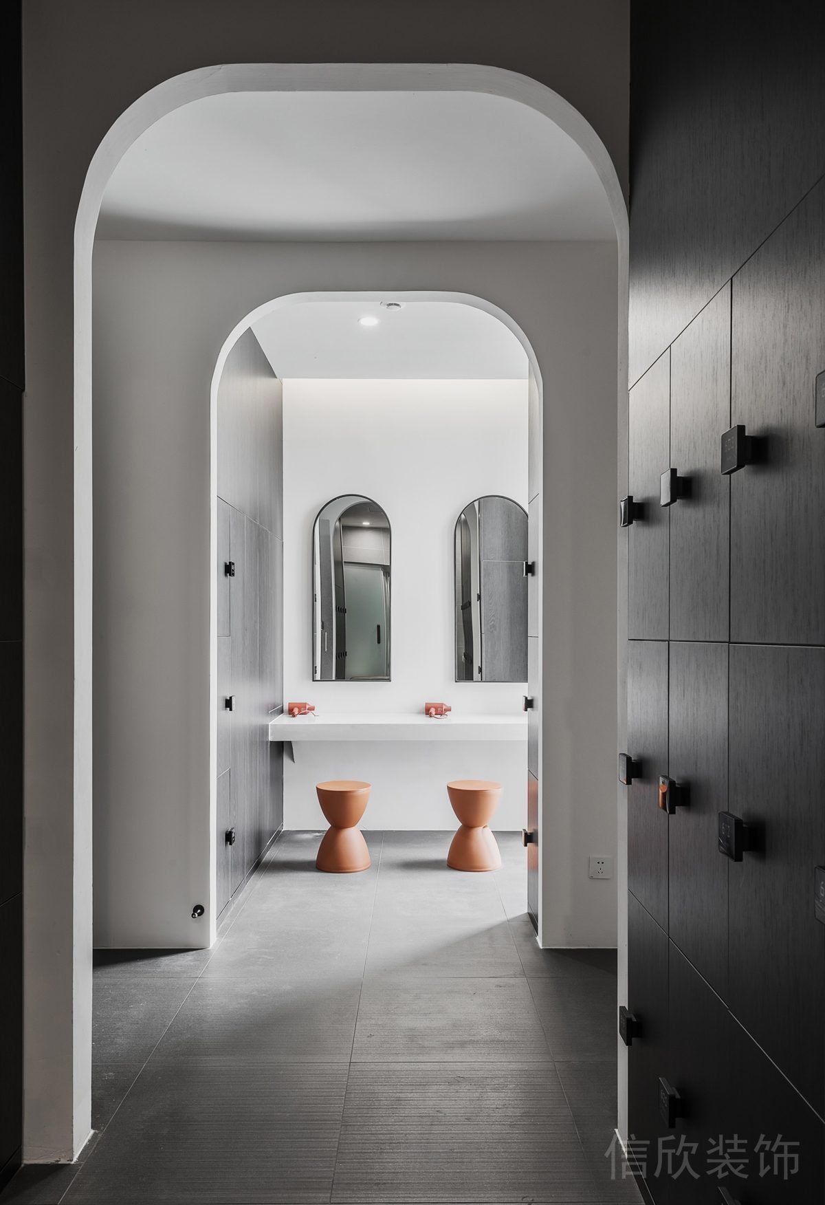 弧形設(shè)計(jì)門板裝修瑜伽機(jī)構(gòu)更衣室