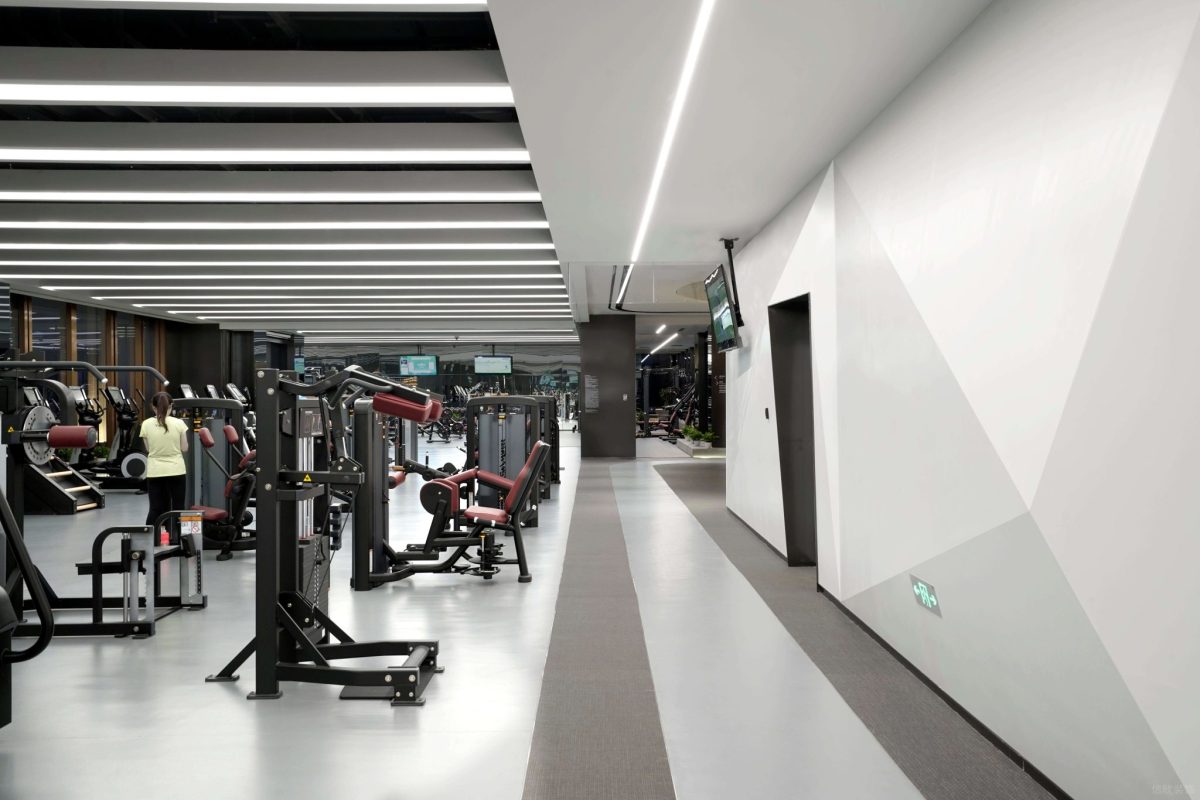 健身房力量區(qū)現(xiàn)代簡約裝修過道裝修圖