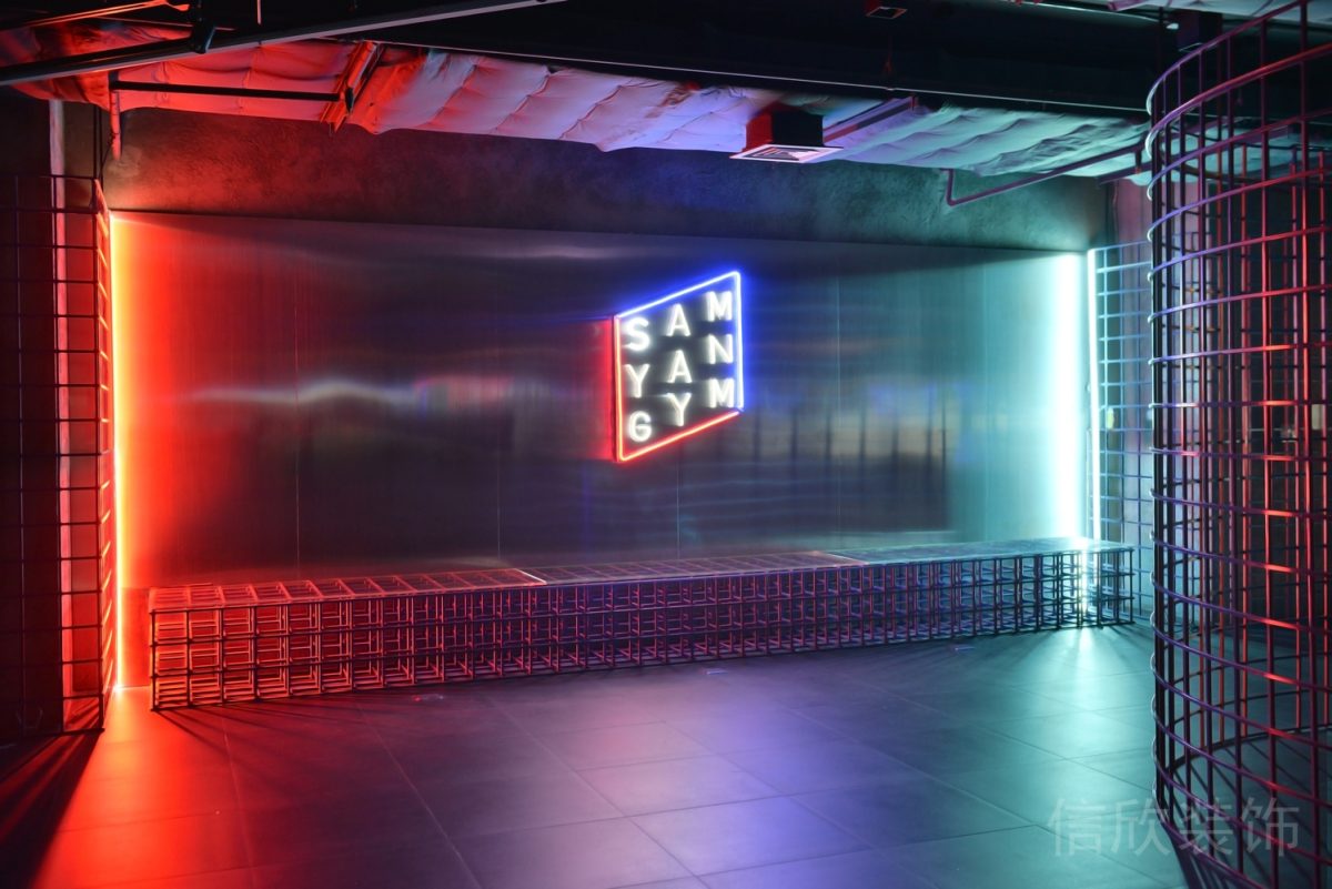 健身房裝修設(shè)計墻體燈飾彩色賽博朋克風格裝修