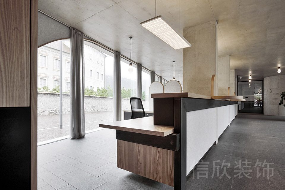 階梯式木飾面創(chuàng)意辦公室茶水間裝修設(shè)計