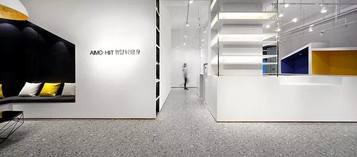 簡(jiǎn)約風(fēng)健身房黑白色調(diào)水磨石過(guò)道設(shè)計(jì)