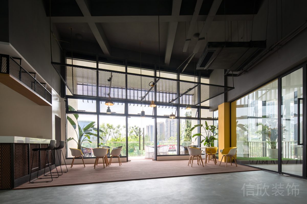 簡(jiǎn)約落地式櫥窗茶水間裝修圖