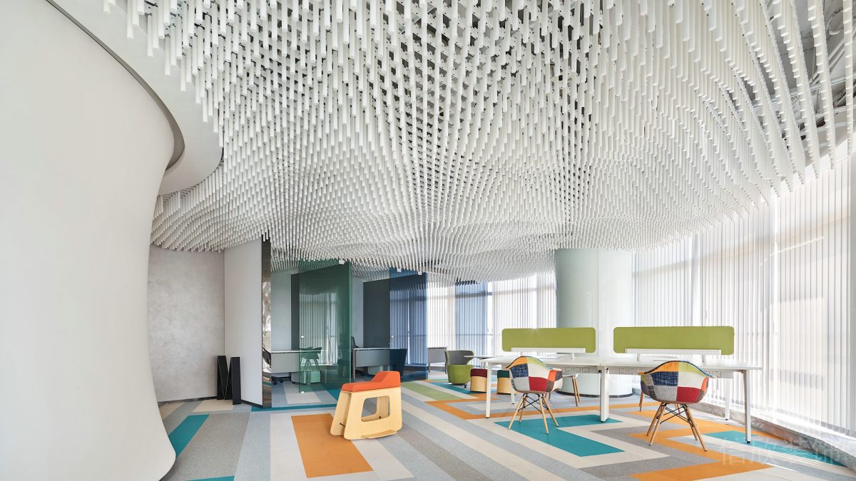 鏤空創(chuàng)意天花多巴胺彩色辦公空間設(shè)計