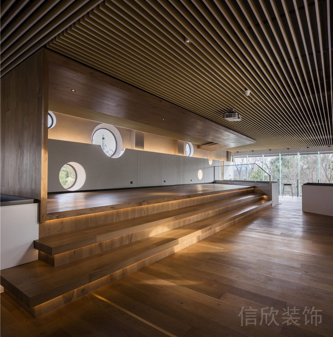 鏤空洞洞板開(kāi)放式休息區(qū)木質(zhì)階梯辦公室