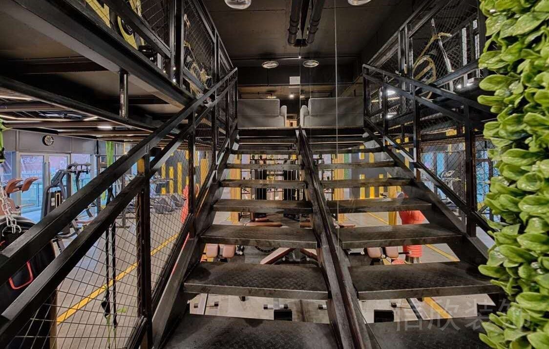 鏤空式黑色階梯設(shè)計(jì)網(wǎng)格金屬防護(hù)欄健身房裝修效果圖