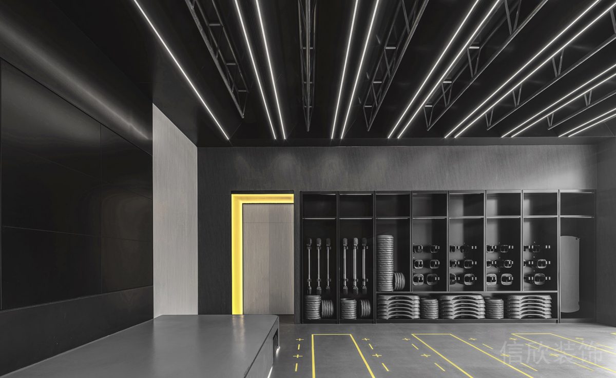 力量區(qū)健身房工業(yè)風(fēng)屏幕教室設(shè)計