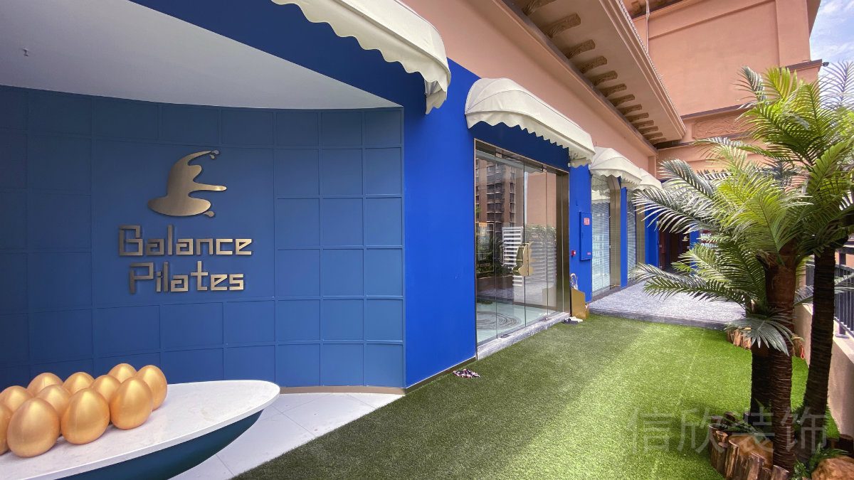 藍色軟包弧形健身房機構(gòu)裝修效果