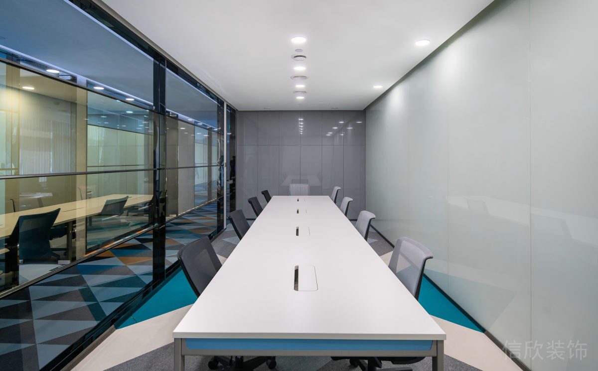 藍色透色玻璃隔斷活動辦公區(qū)直線型辦公室