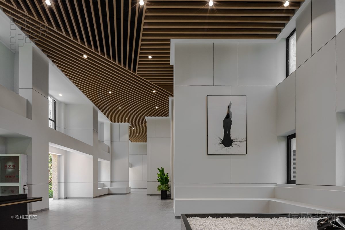 木紋條形天花板健身房大廳設(shè)計(jì)