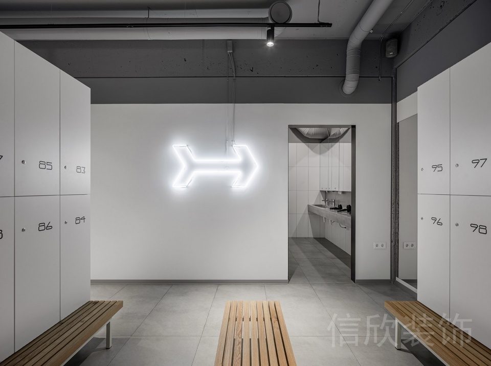 木制休息長(zhǎng)椅簡(jiǎn)約白色更衣室健身房裝修圖