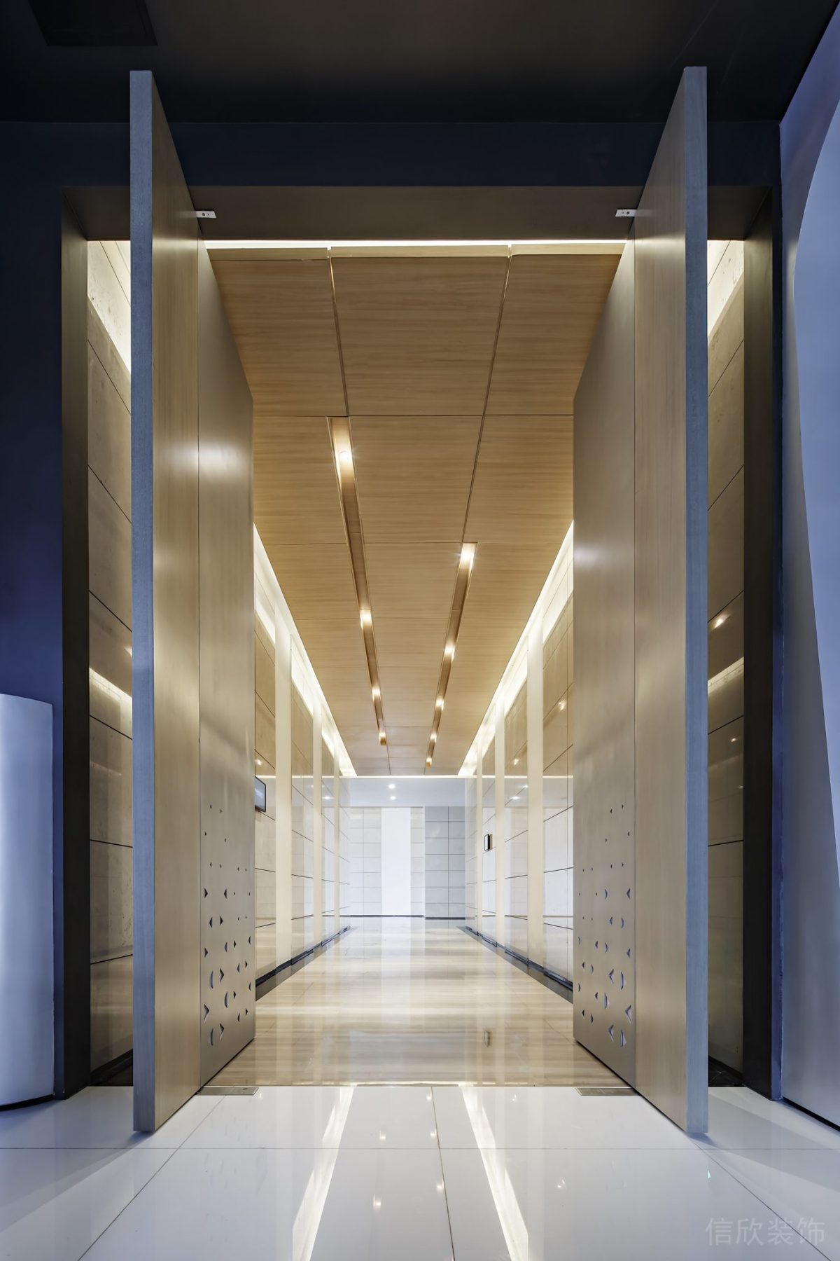 偏軸旋轉(zhuǎn)通體木門(mén)入戶辦公室玄關(guān)設(shè)計(jì)裝修效果圖