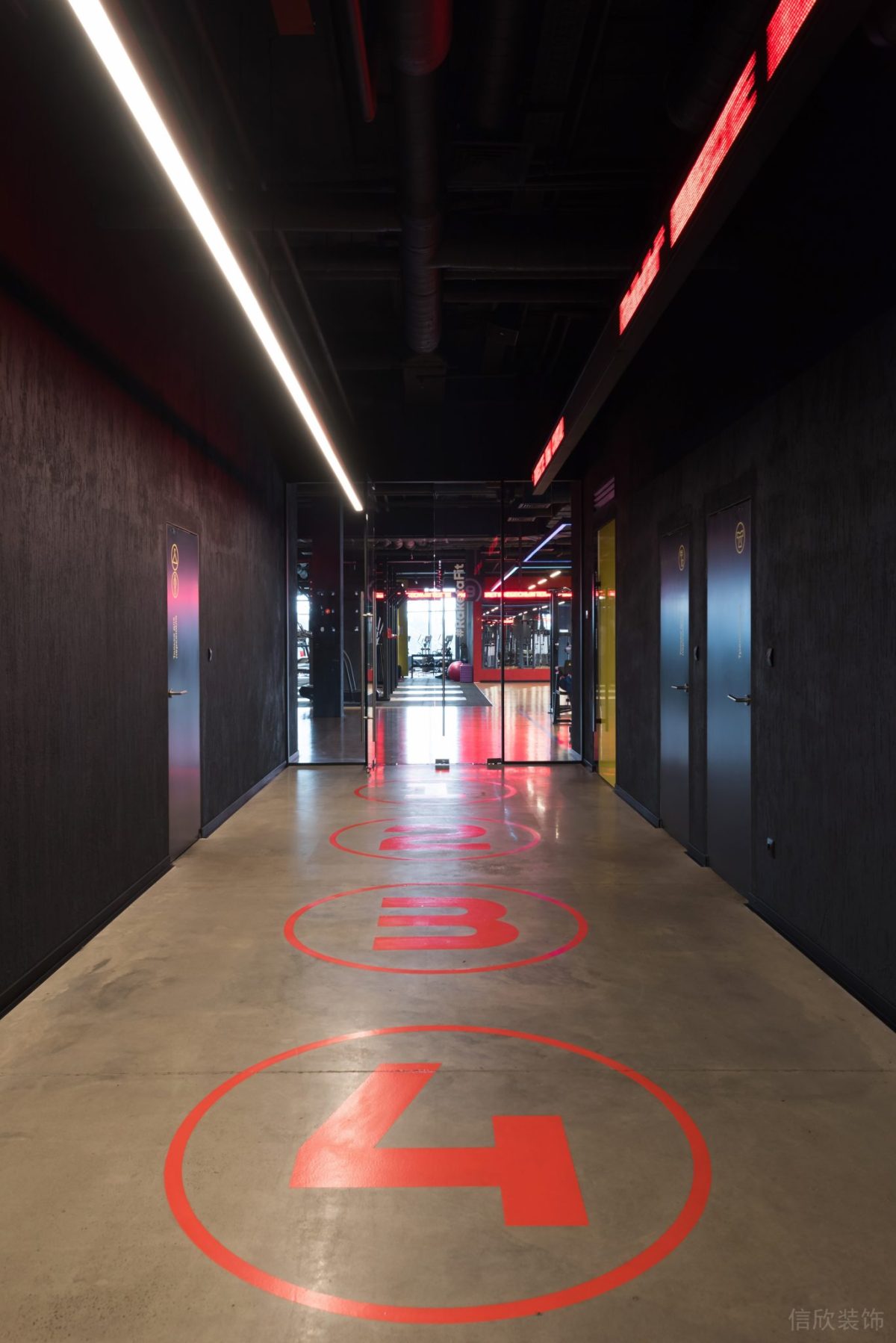 數(shù)字引導(dǎo)工業(yè)風(fēng)過道健身房效果圖