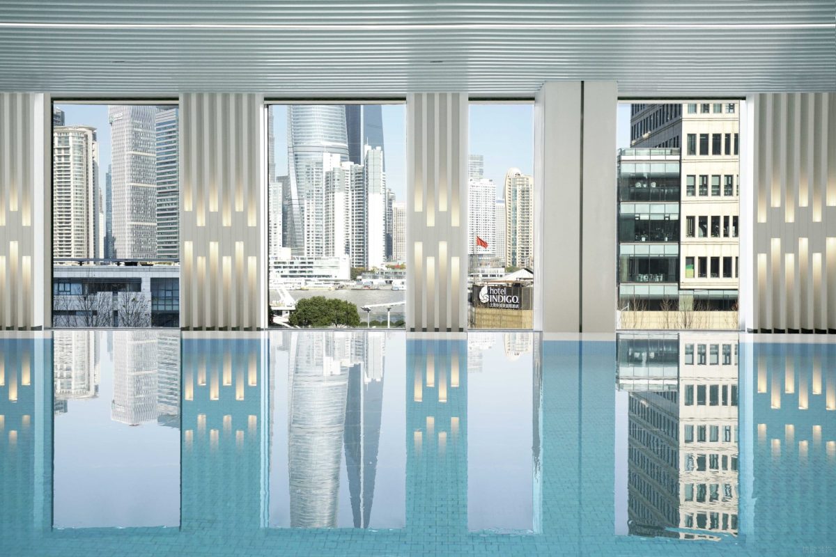 無邊游泳池裝修設(shè)計(jì)落地玻璃健身房