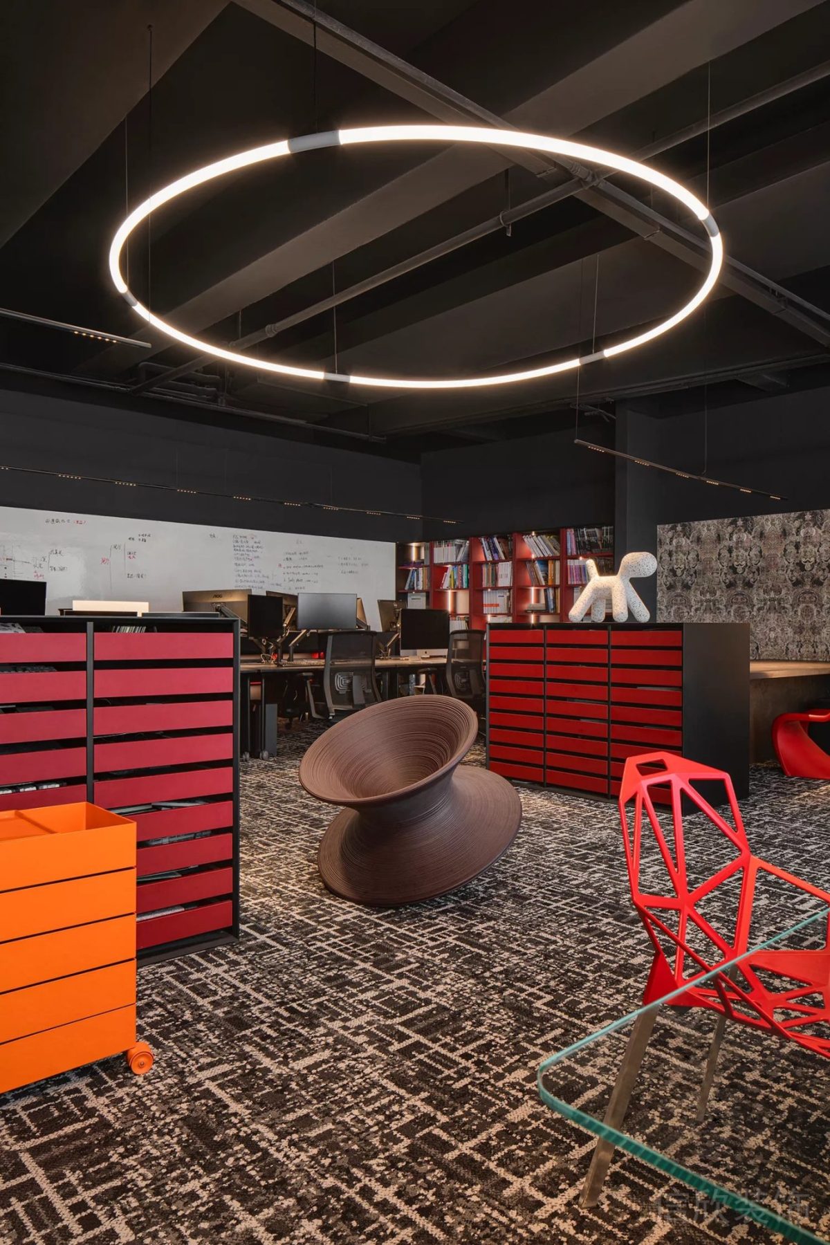 現(xiàn)代工業(yè)風(fēng)強調(diào)色柜子辦公室裝修設(shè)計