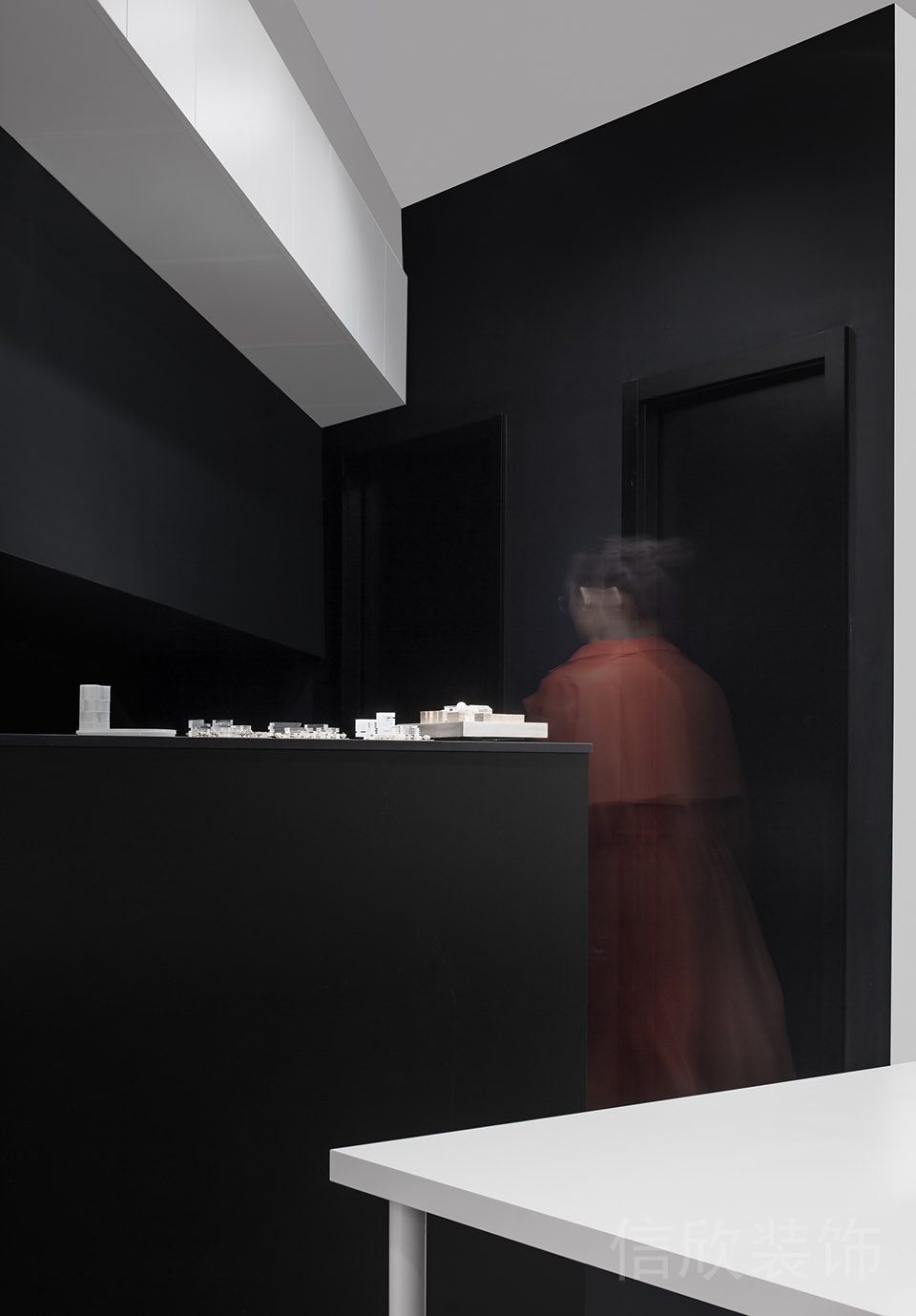 現(xiàn)代簡約黑白色調(diào)交叉辦公室裝修設計