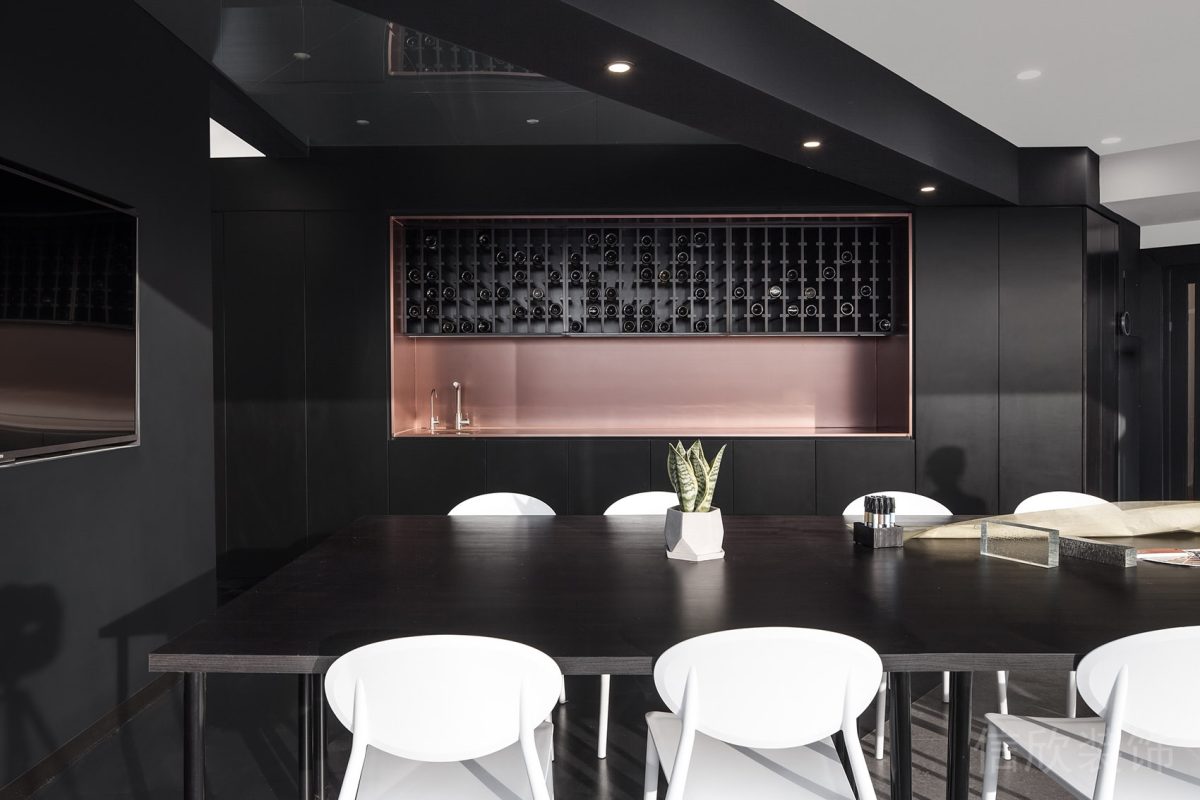 現(xiàn)代簡約黑色桌板搭配白色椅子辦公室裝修設計