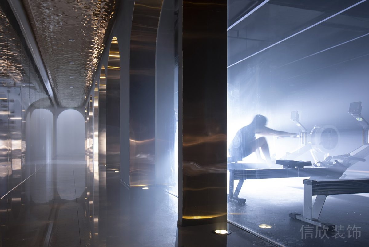 現(xiàn)代簡約鎏金瓷磚健身房設(shè)計