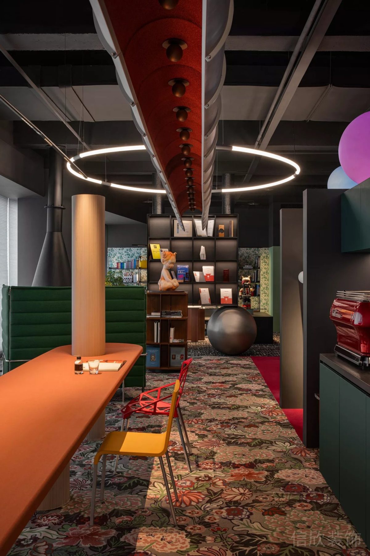 現(xiàn)代藝術(shù)花蕊地毯辦公室裝修設(shè)計