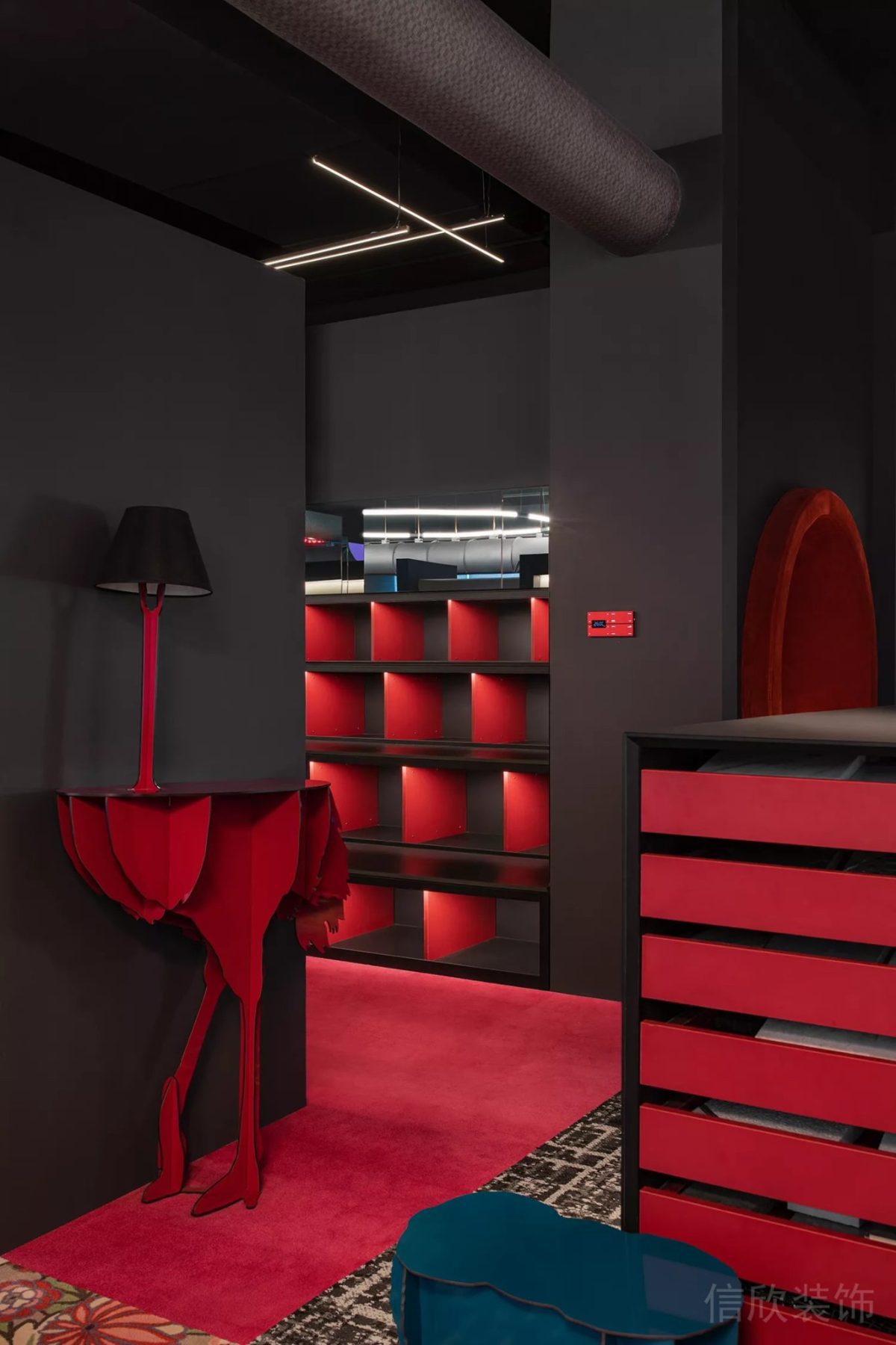 現(xiàn)代撞色火焰鳥樣式臺燈辦公室效果圖