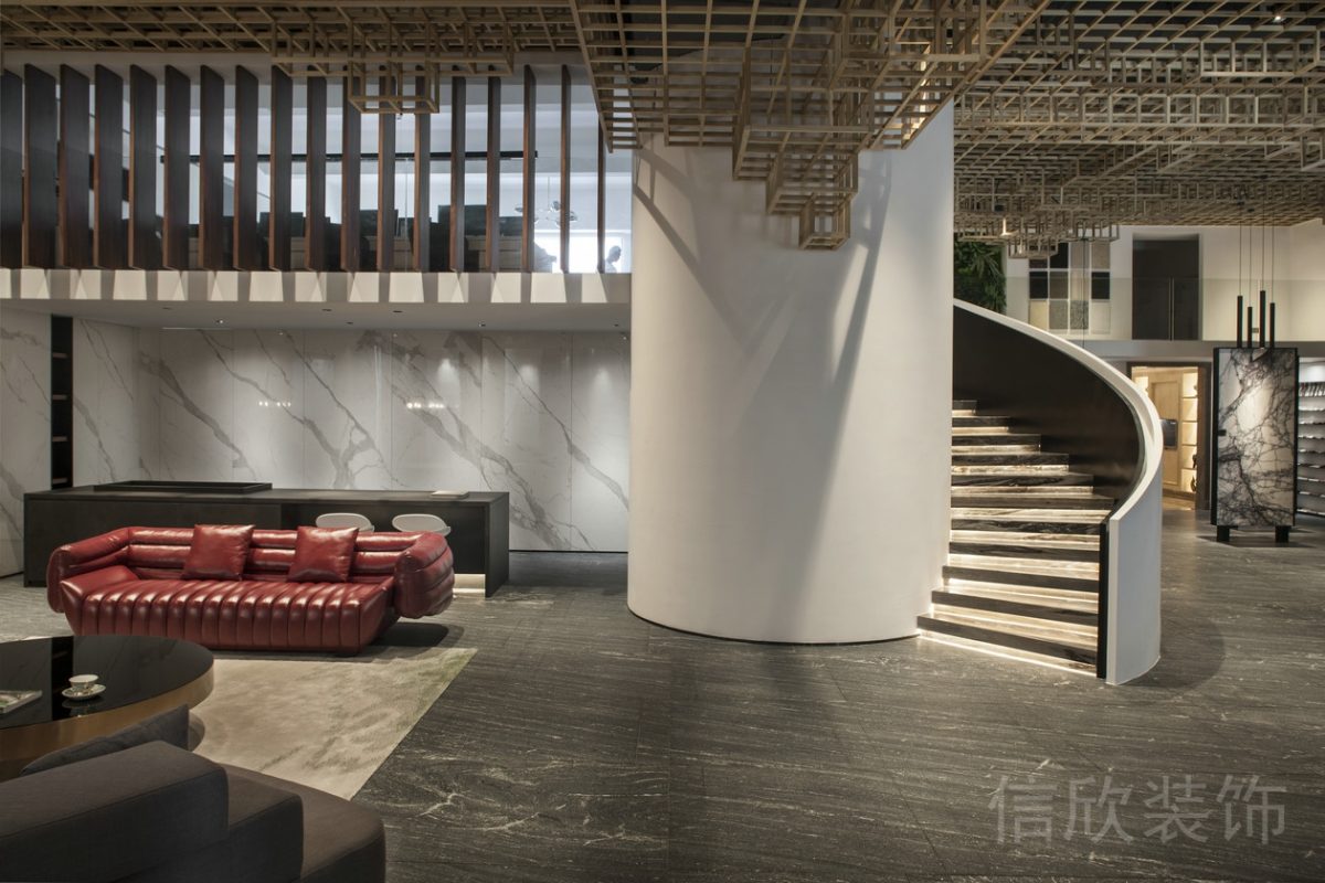 旋轉(zhuǎn)樓梯辦公室過(guò)道休息區(qū)紅色真皮沙發(fā)