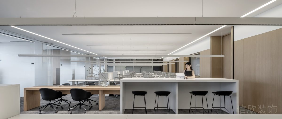 員工研發(fā)區(qū)域階梯式高度工作桌原木風裝修