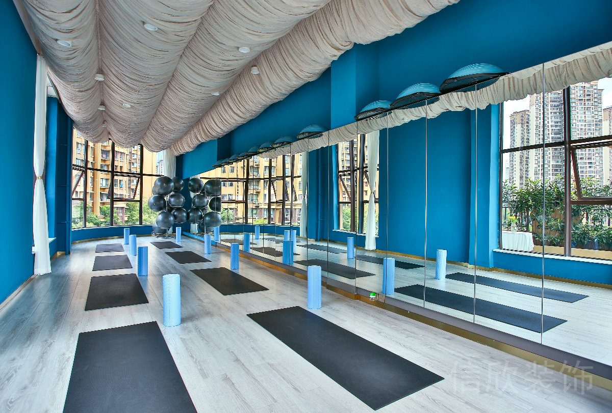 瑜伽機構(gòu)藍色天花設(shè)計鏡面裝修設(shè)計