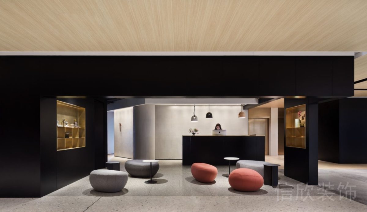 瑜伽機(jī)構(gòu)設(shè)計(jì)大廳接待處前臺(tái)區(qū)黑框幾何簡(jiǎn)約沙發(fā)