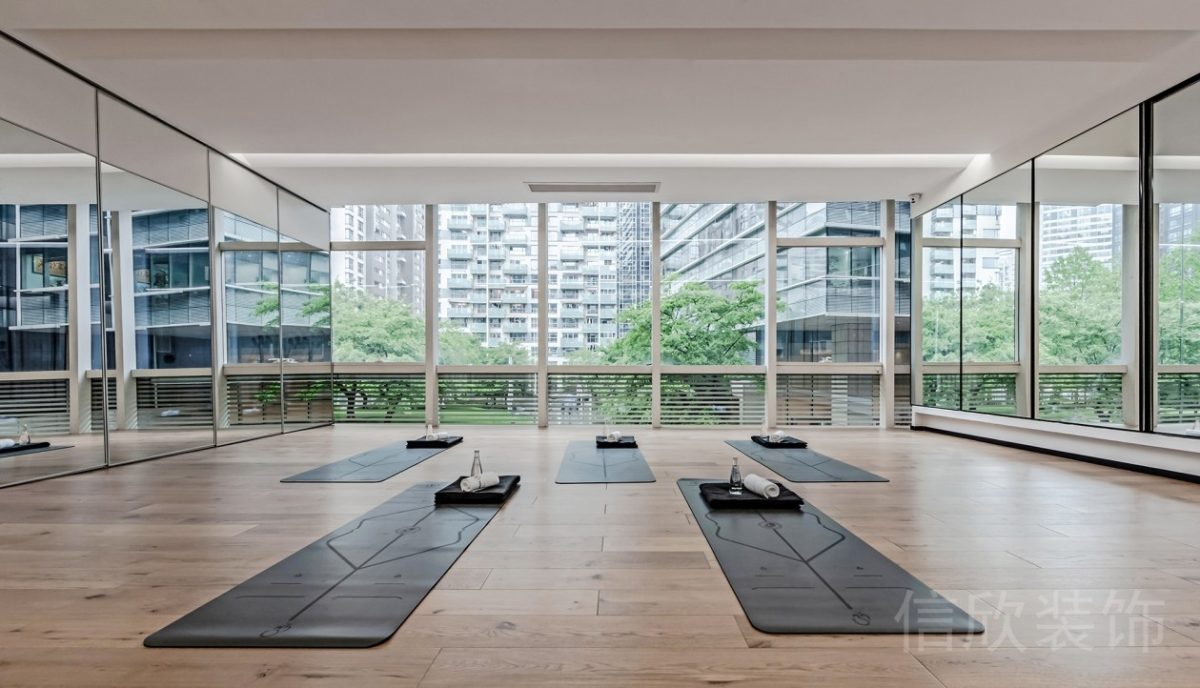 瑜伽機(jī)構(gòu)設(shè)計(jì)團(tuán)課教室對稱式鏡面設(shè)計(jì)