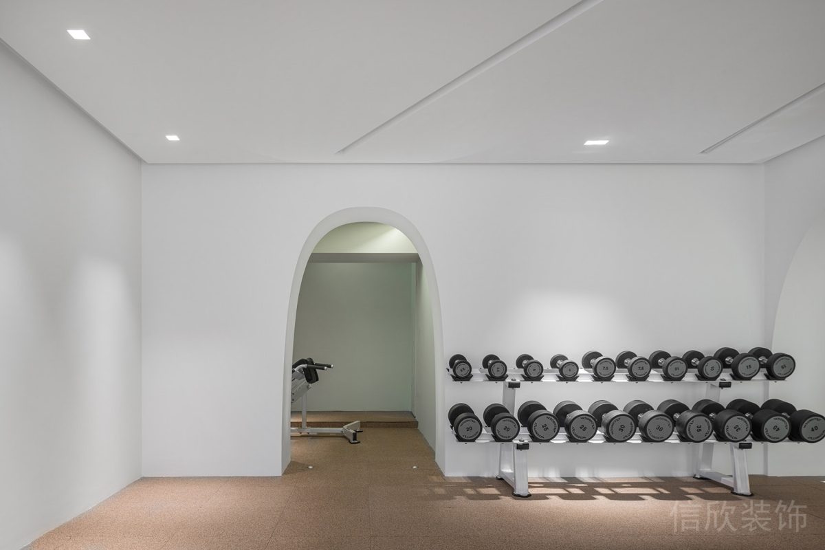 啞鈴收納架簡約風(fēng)設(shè)計健身房拱形過道裝修