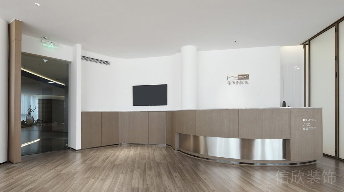 原木方塊式墻板裝修半開放式健身房前臺(tái)