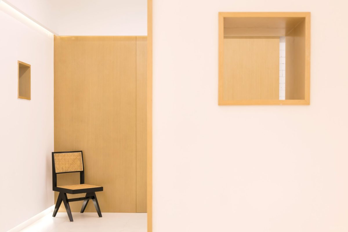 原木簡約風辦公空間過道墻面裝修設(shè)計