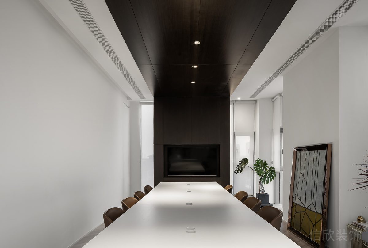 原木天花板會議室真皮沙發(fā)設(shè)計