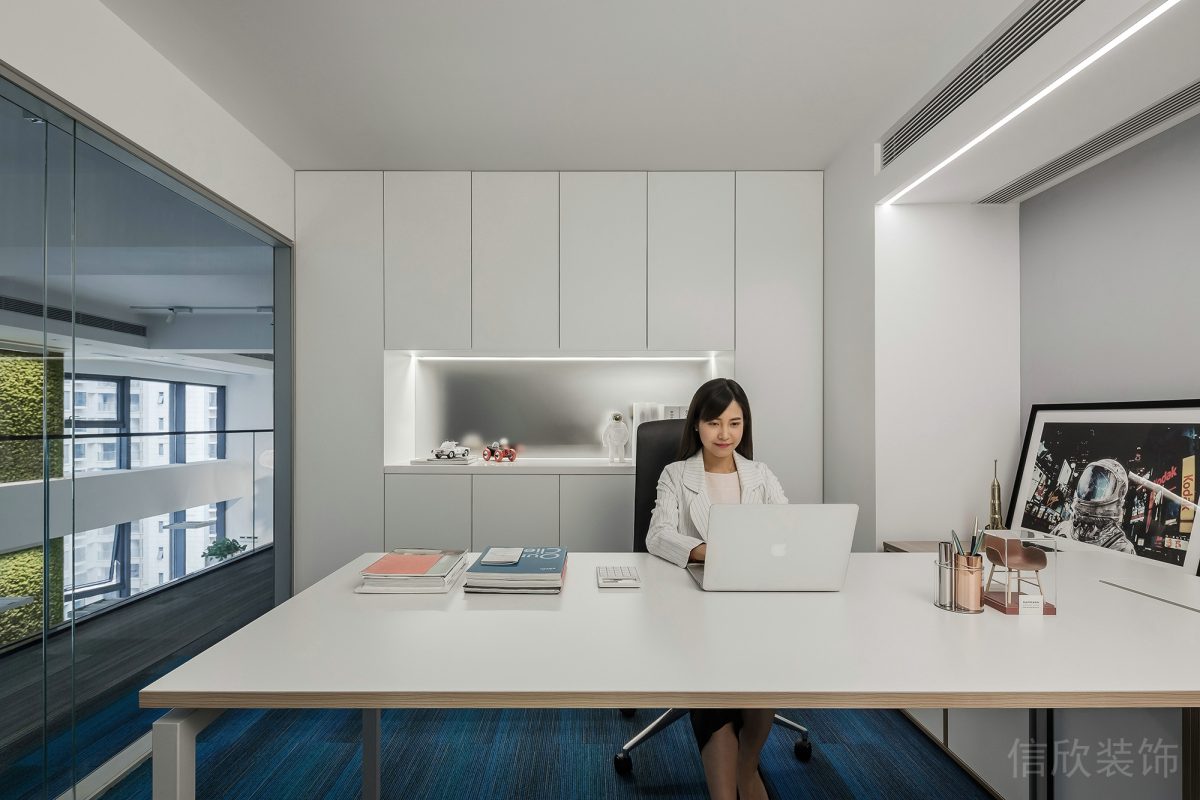 總裁辦公室簡約現(xiàn)代白色墻柜裝修