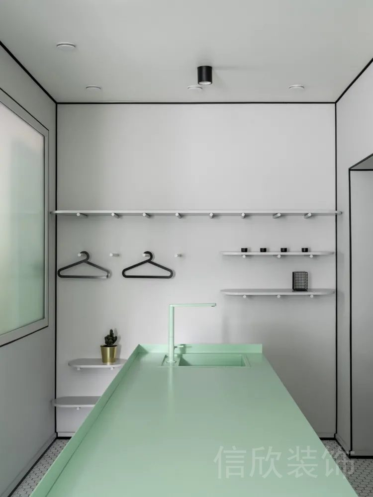 直線式綠色更衣室設(shè)計(jì)懸掛休息區(qū)瑜伽機(jī)構(gòu)