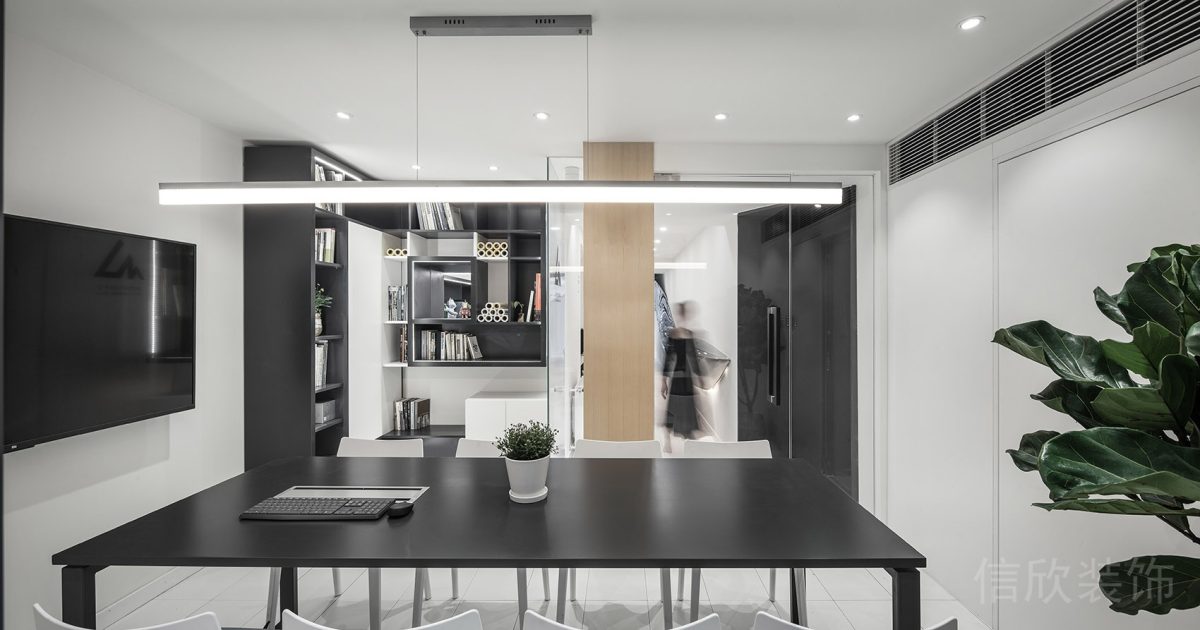 壁掛式電視設(shè)計黑白色調(diào)簡約風(fēng)桌椅裝修辦公室休息室設(shè)計圖
